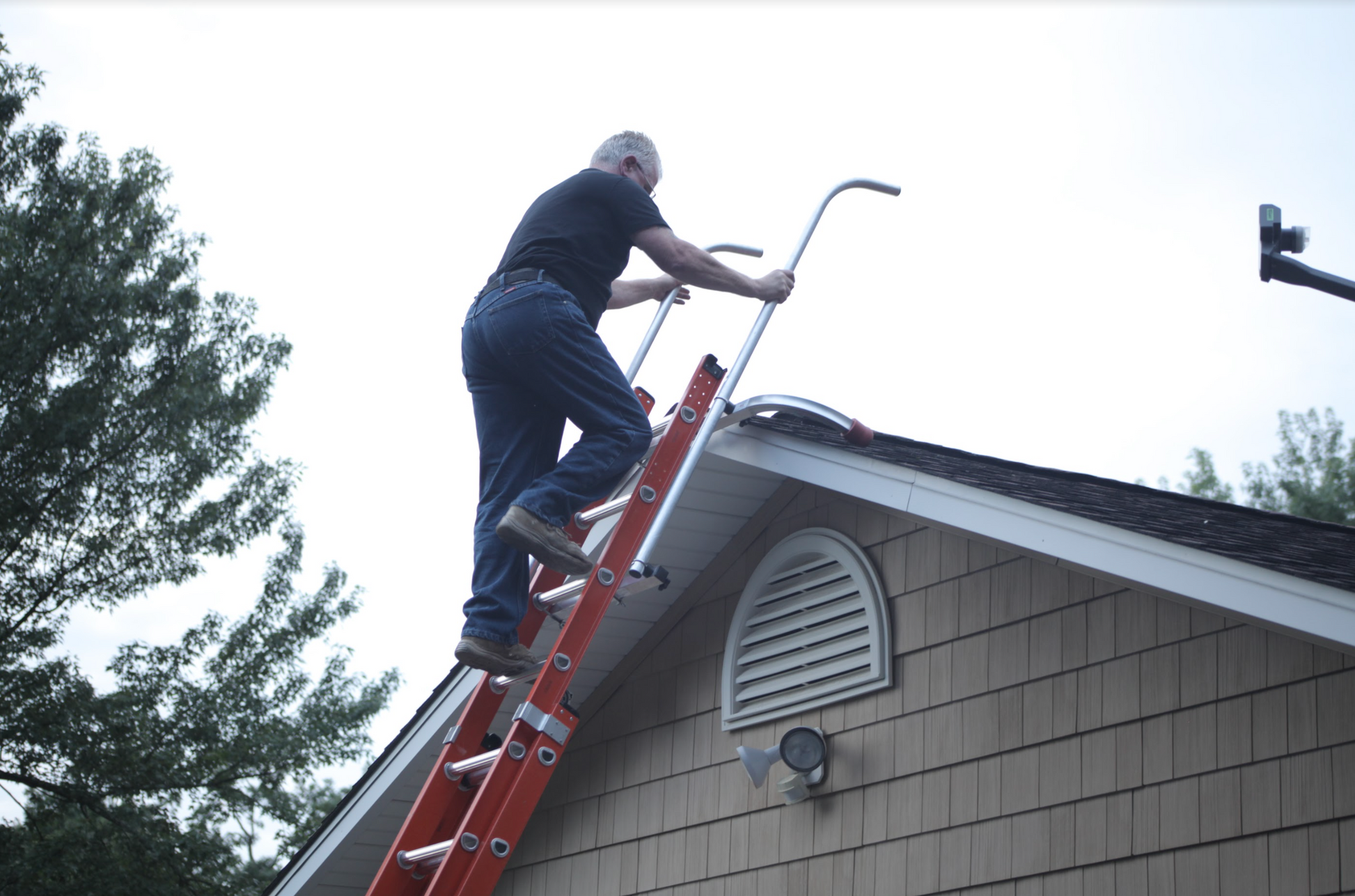 extension ladder stabilizer on roof